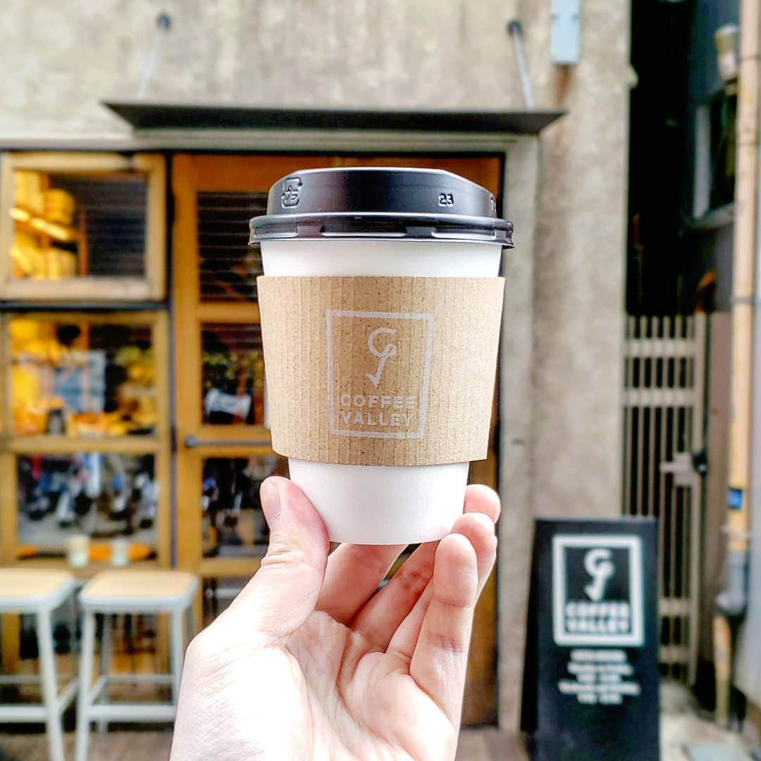 CAFE-STAGRAMMERさんのインスタグラム写真 - (CAFE-STAGRAMMERInstagram)「Can I have two coffees to take away?  ホッとゆるんだ気持ちに、コーヒーを♪ #池袋 #カフェ #☕ #cafe #ikebukuro #tokyocafe #cafetyo #池袋カフェ #coffeevalley #コーヒーバレー」5月19日 0時00分 - cafetyo
