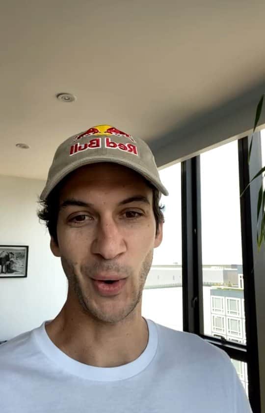 レッドブルのインスタグラム：「@matthiasdandois rides manhattan: see his latest project 🚲🌁」