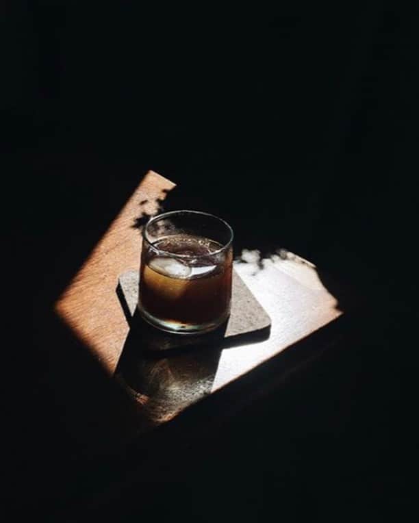 グラフ&ランツのインスタグラム：「A good way to start the morning - a strong cold brew and a coffee table that'll never suffer any stains or rings. Via @tatianatmac」