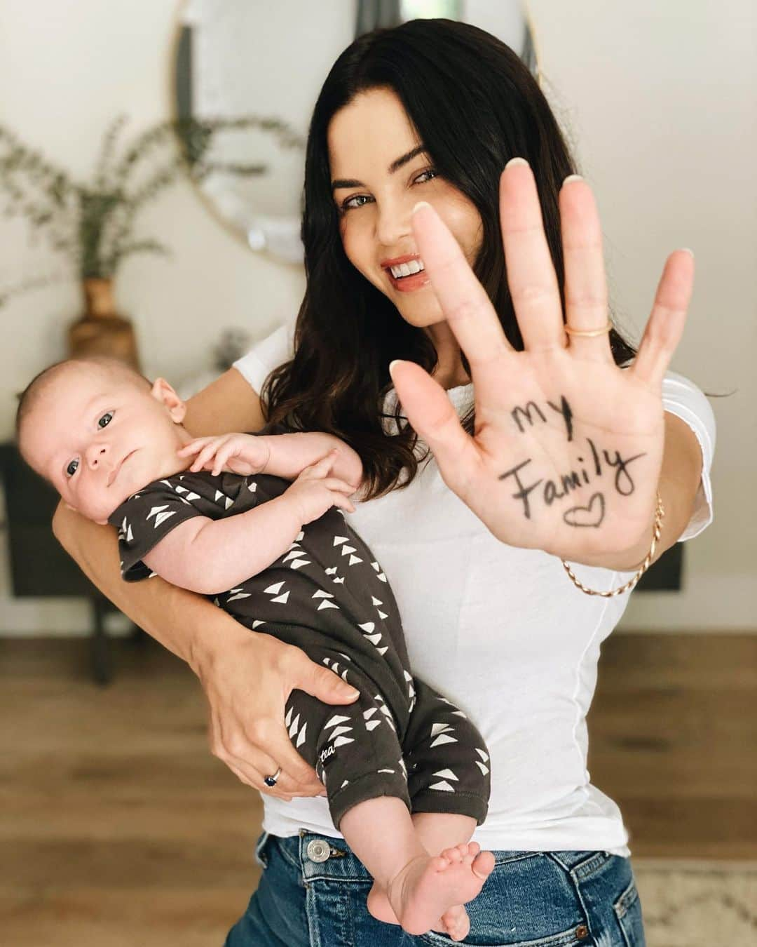 ジェナ・ディーワンさんのインスタグラム写真 - (ジェナ・ディーワンInstagram)「#IWashMyHandsFor my family, my friends and all of you! Washing your hands for 20 seconds seems so simple, but it can make all the difference. Taking care of each other is as important as ever, so @Dial has committed to donate over 600,000 products to the fight against COVID-19. Join us and show us who you wash your hands for by tagging a picture with #IWashMyHandsFor and @Dial! #dialpartner」5月19日 0時02分 - jennadewan