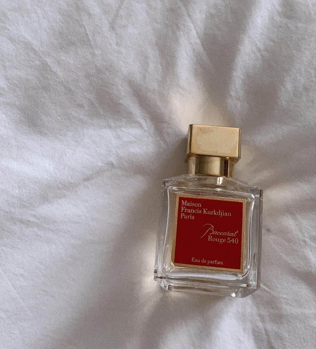 Helena Glazer Hodneさんのインスタグラム写真 - (Helena Glazer HodneInstagram)「Yesterday, I sprayed my all time favorite perfume for the first time in two months. Instantly, the smell evoked happy memories. Memories of a family vacation where I first purchased the perfume. Memories of nights out with friends. Memories of celebrations and get togethers. More than anything, it reminded me of the act of getting ready, with the perfume spray being the final touch. I realized how much I missed just getting ready. That feeling of looking into the mirror and thinking "yes! I just put some effort into myself and I feel good." Knowing that perfume spray was going to be followed by happy memories. That's the one thing I really miss the most.」5月19日 0時04分 - brooklynblonde1