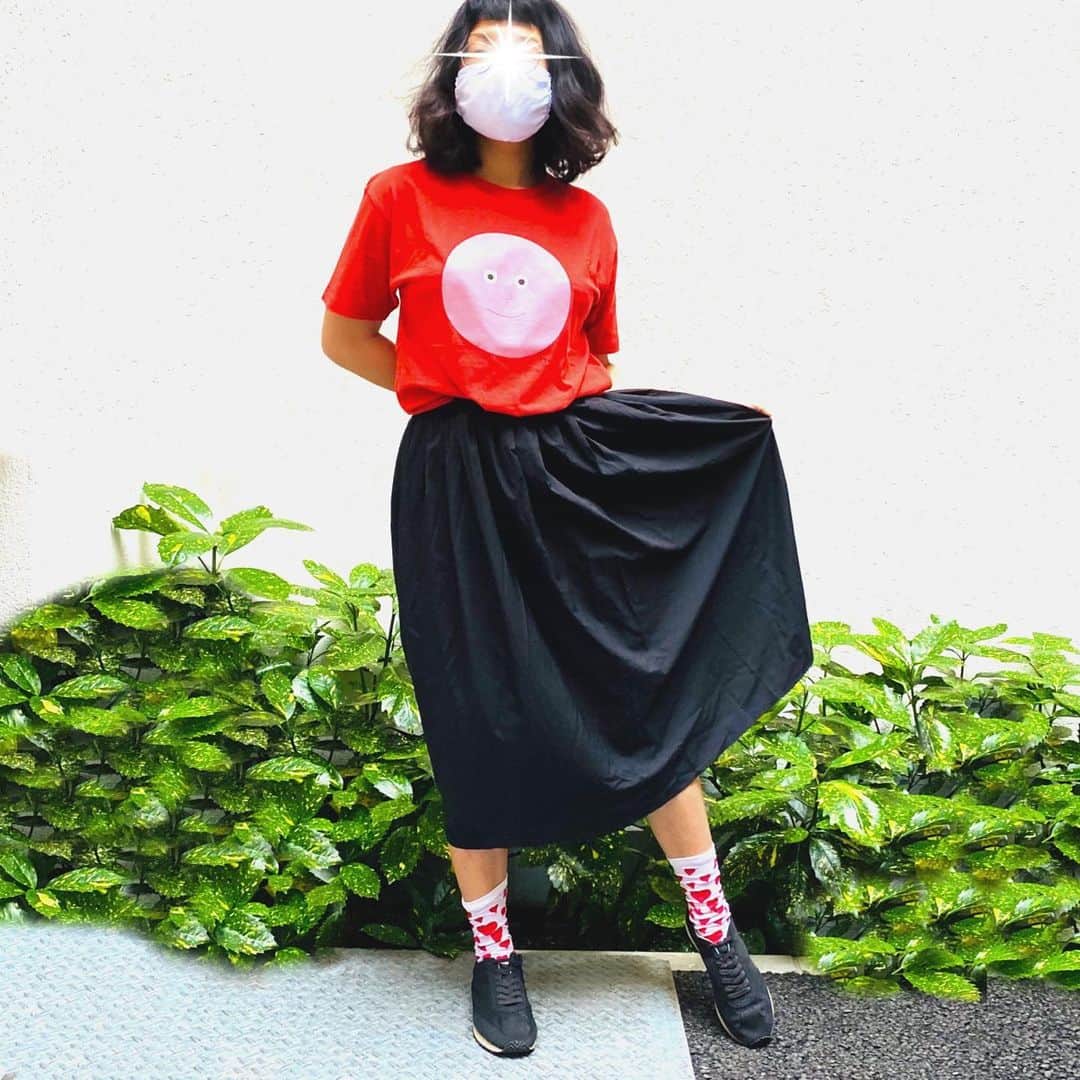 のインスタグラム：「今日は曇りでした☁️﻿ ﻿ 本日の靴下﻿ ﻿ タンスに赤のTシャツやスカートが﻿ めっちゃ多いので﻿ 出番が多い赤い靴下🧦﻿ ﻿ 長いスカートやズボンと合わせて﻿ ワンポイントでいかがでしょ〜😊﻿ ﻿  こちらも10年は﻿ 履いてます😊﻿ めちゃ#丈夫  まだまだいける👏破れないぞー﻿ ﻿ ﻿まだまだ履くぞー😌 ❤️﻿ ﻿ 検索ワード﻿ →﻿ 夜空に愛を﻿ ﻿ ❤️﻿ ﻿ ﻿ ﻿ 【商品名】夜空に愛をショート﻿ 【カラー】ホワイト﻿ 【素材】ナイロン／ポリエステル﻿ 【サイズ】22-26cm(かかとあり)﻿ 【洗濯方法】水に濡れても強度が低下しない為ネットに﻿ 　入れていただくと洗濯機で丸洗いでき、﻿ お手入れ簡単です。﻿ 全て編み込みでプリントタイツではないので﻿ 何度洗濯しても色落ちする心配がありません。﻿ 【製造】靴下の三大産地の一つ、兵庫県加古川市の自社工場で、株式会社神木が製造しています。﻿ 【原産地】日本﻿ ﻿ ﻿ ❤️‼️❤️‼️ ❤️‼️❤️‼️ ❤️‼️❤️‼️ ❤️‼️❤️‼️﻿ ﻿ #靴下  #スニーカー　#コーディネート　#コーデ　#かわいい　#モノトーン　#オシャレ　#グラニフ ﻿ #足元倶楽部　#あしもとクラブ　#スニーカー　#オシャレさんと繋がりたい　#ステイホーム　#日本製#おしゃれ #上質なタイツ　#日本の誇り　#コーデ記録　#socks #kawaii #tシャツコーデ ﻿ #おうち時間 #ハート #❤️ #madeinjapan #加古川の誇り  #兵庫県 #神戸 #神戸土産 #tシャツ ﻿ ❤️‼️❤️‼️ ❤️‼️❤️‼️ ❤️‼️❤️‼️ ❤️‼️❤️‼️﻿ ﻿ ﻿ Instagramでのご注文で﻿ ‼️‼️送料無料キャンペーンします‼️‼️﻿ ﻿ cocomonomamaniでも﻿ InstagramのDMでお買い物！﻿ ができるようになりました^_^﻿ ﻿ ﻿ 💌1足だけの場合は、﻿ こちらでオーダーいただくと﻿ 送料無料にしますので﻿ DMに欲しい靴下書いてください💌﻿ ﻿ ※1足🦵送料無料キャンペーンはInstagramの﻿ DMでのご注文のみです🦵🦵🦵」