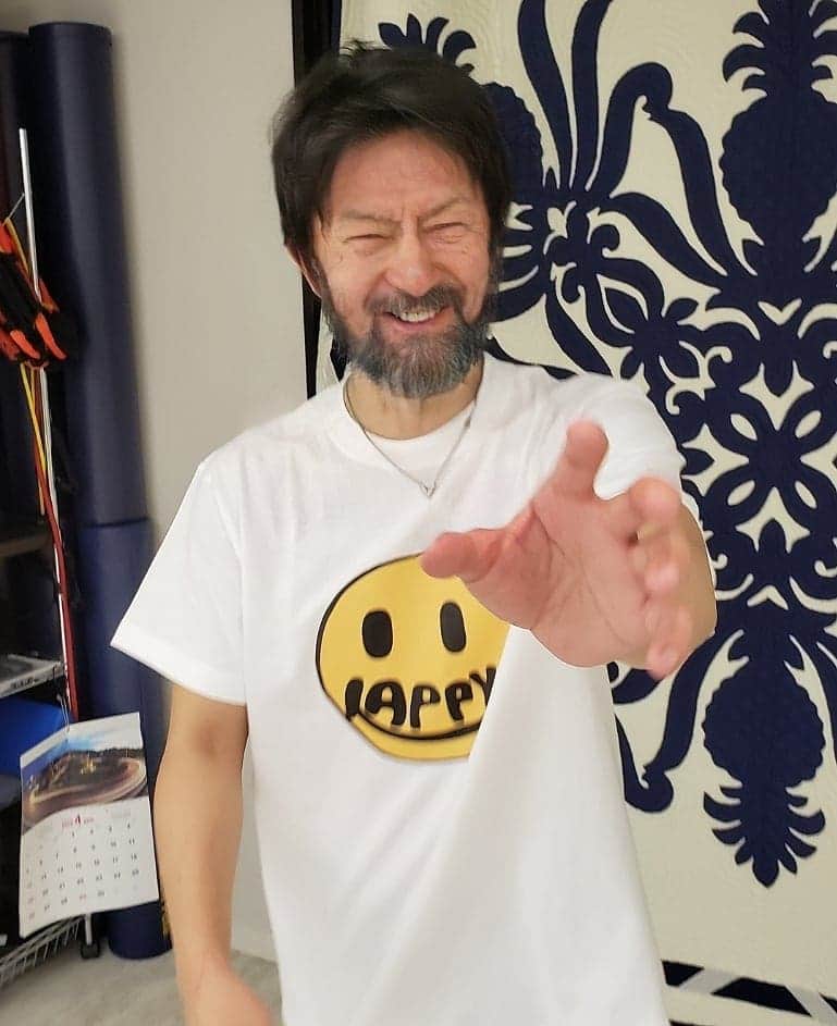 田口良一さんのインスタグラム写真 - (田口良一Instagram)「【笑顔が誰かの力に】 　プロジェクト こんな時だからこそ笑顔の気持ちを忘れず笑顔をみんなで繋げて誰かの力に変えたい！ 医療従事者にマスクとして 全額寄付‼️ みんなで協力して少しでも 多くのマスクを医療従事者に 寄付出来るように協力し合いましょう🌟 @salutoa.jp  #笑顔が誰かの力に #笑顔を繋げよう #医療従事者に感謝 #Tシャツ #happysmile #こういう人いそう #でもこんな髭は生えなそう」5月19日 0時17分 - ryoichitaguchi_boxing