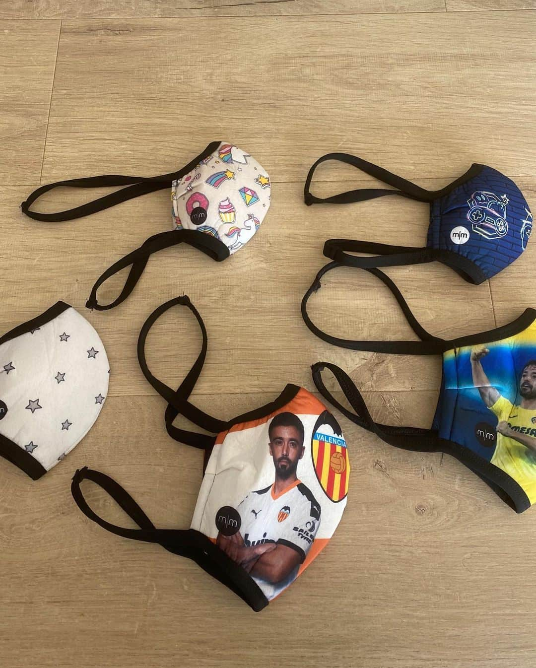 ハウメ・コスタさんのインスタグラム写真 - (ハウメ・コスタInstagram)「Gracias a mis amigos de @mymask2020 por estas mascarillas personalizadas para toda la familia! Nosotros nos sumamos a vuestra campaña solidaria #aguaparaloshospitalescovid19 juntos lo conseguiremos!💪🏻💪🏻💪🏻」5月19日 0時18分 - jaumecosta11