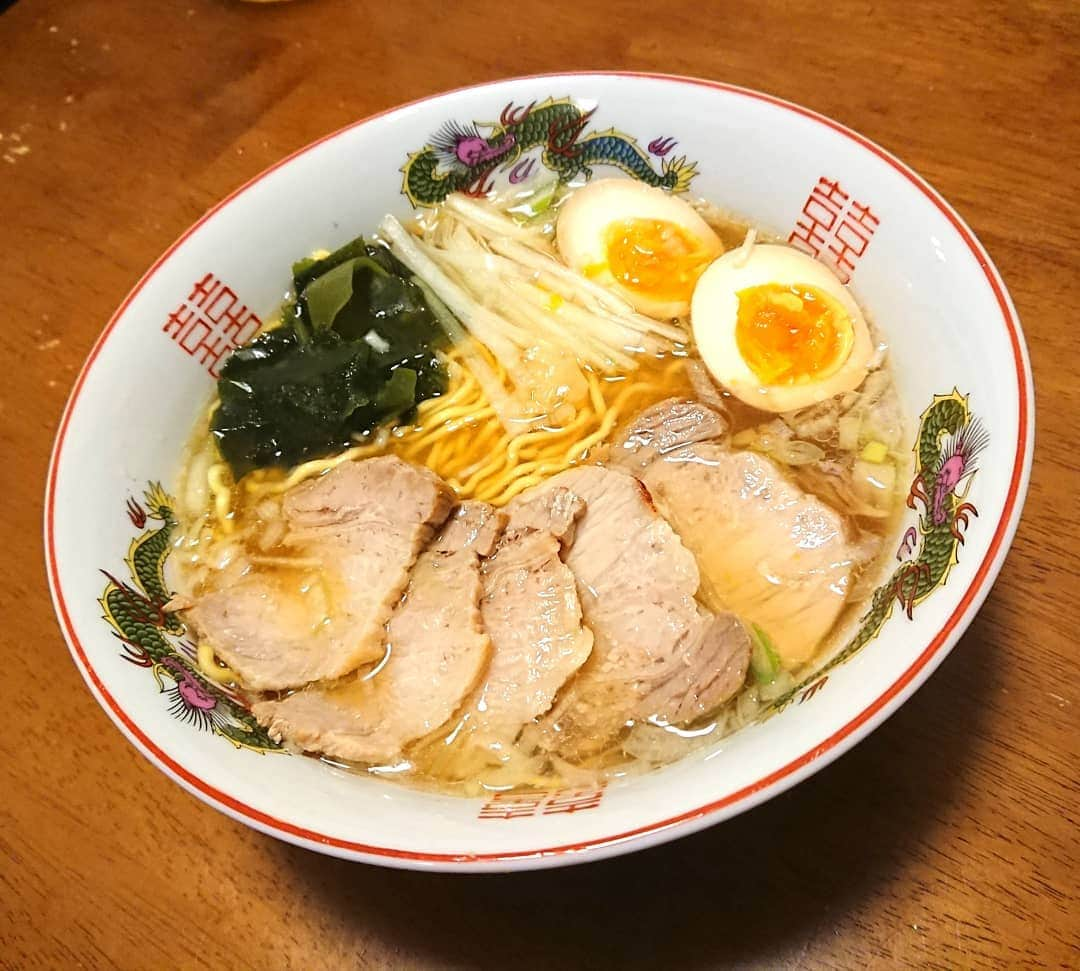 島貫凌さんのインスタグラム写真 - (島貫凌Instagram)「たまにはシンプルな#しょうゆラーメン を作りました！豚バラ&煮干し出汁の昔ながらの中華そば風です。 ・ そしてそして…手にいれた念願のMyラーメンどんぶり！嬉しいっ！！いつもより多めに写真を撮ってしまい、ちょっとだけ麺が伸びました(笑) ・ #おうちラーメン #麺スタグラム #ラーメン #中華そば #麺活 #メーテレ #アナウンサー #島貫凌」5月19日 0時18分 - ryo_shimanuki_nbn_