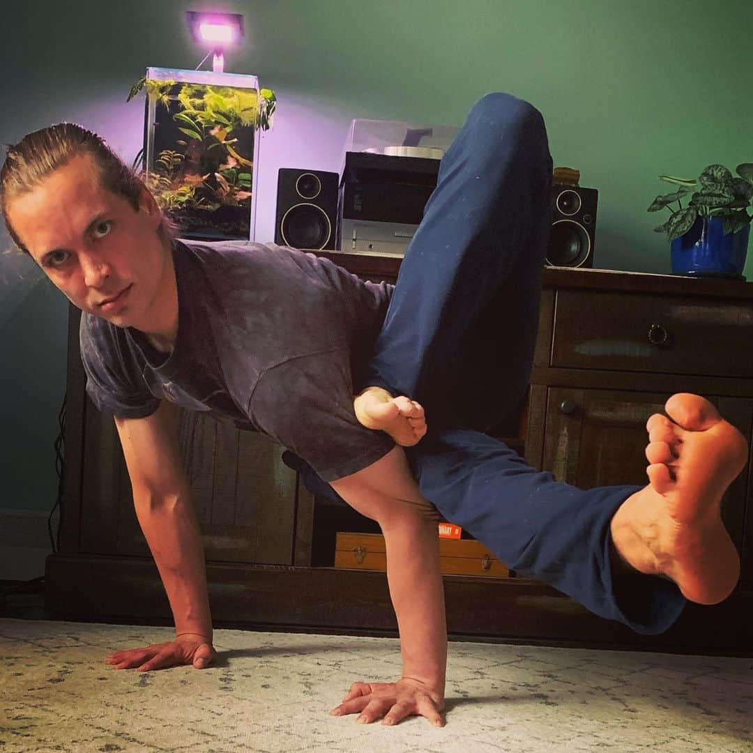 キーファー・ハベルのインスタグラム：「Consistent yoga practice develops both strength and flexibility on all levels, mental-emotional-physical.⁣ ...⁣ It also challenges you to coordinate these dualities in a dynamic, moving, breathing, living ritual.⁣ ...⁣ Practice with me - 6 days a week via zoom.  See you in practice. Dm me for info. ⁣ ⁣ 🔹Monday- 5pm yoga⁣ 🔹Tuesday- 5pm core and more ⁣ 🔹Wednesday- 5pm restorative ⁣ 🔹Thursday- 1030 yoga basic ⁣ 🔹Friday- 5pm core/stretch ⁣ 🔹Saturday- 4pm restorative yoga with Madison Hubbell!!!!! @splashmadison⁣ ⁣ #yoga #asana #poser #skating #figureskating #icedance #crosstraining #office #ice #usfsa #psa #skater #homepractice #strength #flexibility #core #joinme⁣」