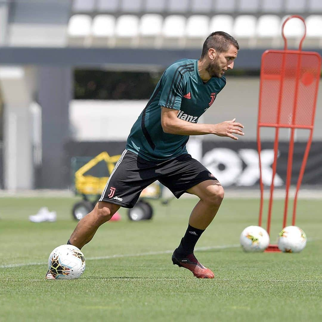 ユヴェントスFCさんのインスタグラム写真 - (ユヴェントスFCInstagram)「A week of work has begun for the lads ⚫⚪ #FinoAllaFine #ForzaJuve」5月19日 0時31分 - juventus