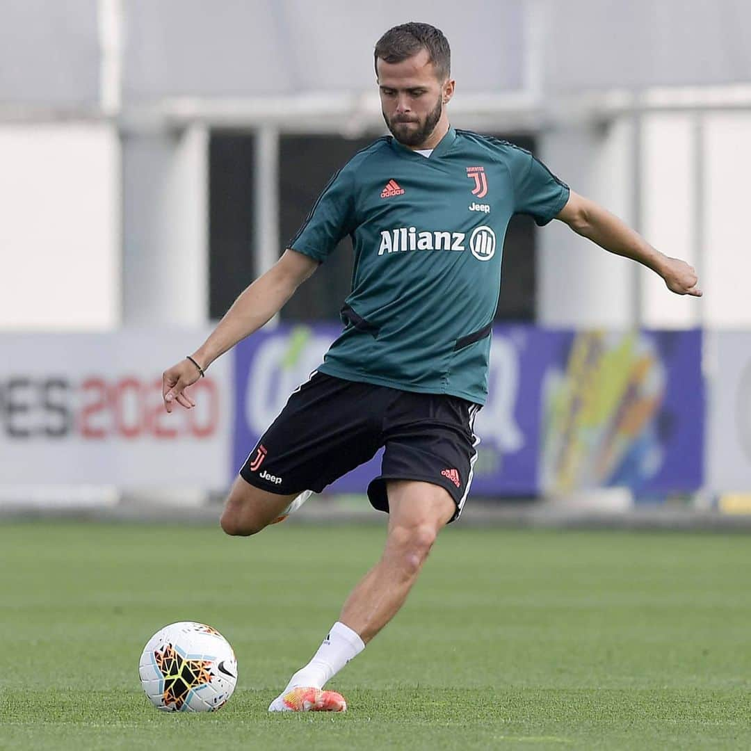 ユヴェントスFCさんのインスタグラム写真 - (ユヴェントスFCInstagram)「A week of work has begun for the lads ⚫⚪ #FinoAllaFine #ForzaJuve」5月19日 0時31分 - juventus