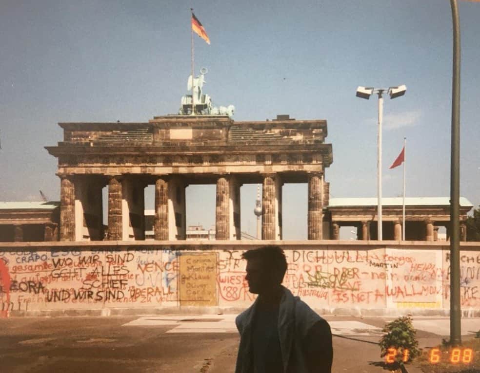 ブライアン・アダムスのインスタグラム：「At the Brandenburg Gate, Berlin, June 1988, with the wall in front of it. #brandenburggate #berlinwall」