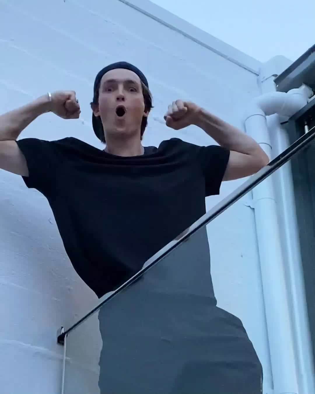 レッドブルのインスタグラム：「from tricks on a halfpipe ➡trickshots in the house @scottyjames31 can do it all! ∙ #trickshots #athome #snowboarder #redbull #givesyouwings」