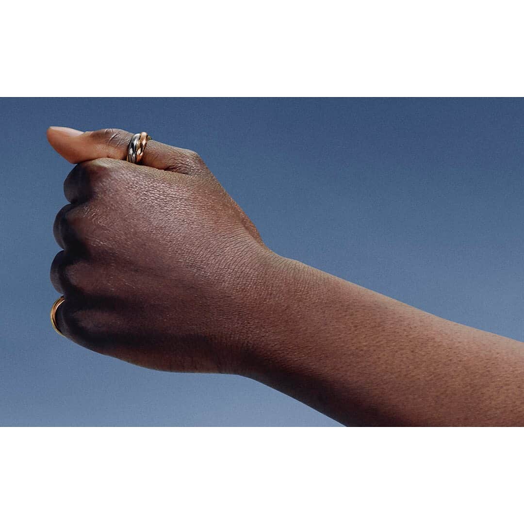 のインスタグラム：「Rock, paper, scissors… space. These rules are not meant to be broken. Swipe to play the Trinity game.  #TrinitydeCartier celebrates all emotional bonds.d」