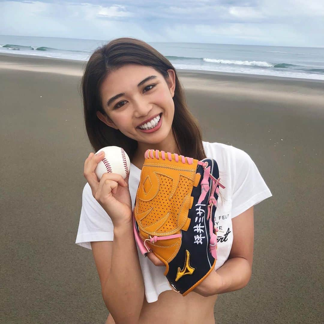 坪井ミサトさんのインスタグラム写真 - (坪井ミサトInstagram)「. . 懐かしいオフショット👙⚾️😻 . 初めての本格的なグラビア撮影で緊張の中、 ボール持った瞬間に 笑顔溢れちゃった😊の一枚。 . 台湾プロ野球での始球式の様子を #fullcount さんに 取り上げていただきました🙇‍♀️ ストーリーにリンク貼っているので よかったら見てください☺️ . #fullcount #台湾プロ野球 #始球式 #グラビア #初挑戦 #満点笑顔 #野球 #野球女子 #fitness #fitnessgirl #run #running」5月19日 0時46分 - misato1030