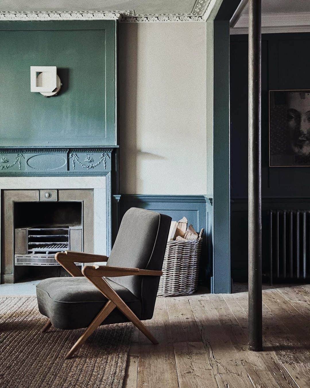 のインスタグラム：「Inside a beautifully restored 1797 townhouse, James Brown and Christie Fels, of Blue Mountain School, have created a quiet, considered retreat. The three-bedroom, four-storey house in Whitechapel’s Myrdle Street conservation area serves as a guest residence with no minimum stay. Fels and Brown consider themselves the latest in a succession of loving guardians, and in deference to their predecessors, made as few interventions to the property as possible when creating New Road Residence. The interiors honour the building’s Georgian bones, while a modern philosophy of living lightens the feel of the spaces.  A visit to New Road Residence, from the archive, Cereal Volume 13, 2017.  Read the full story online via the link in profile.  #newroadresidence」