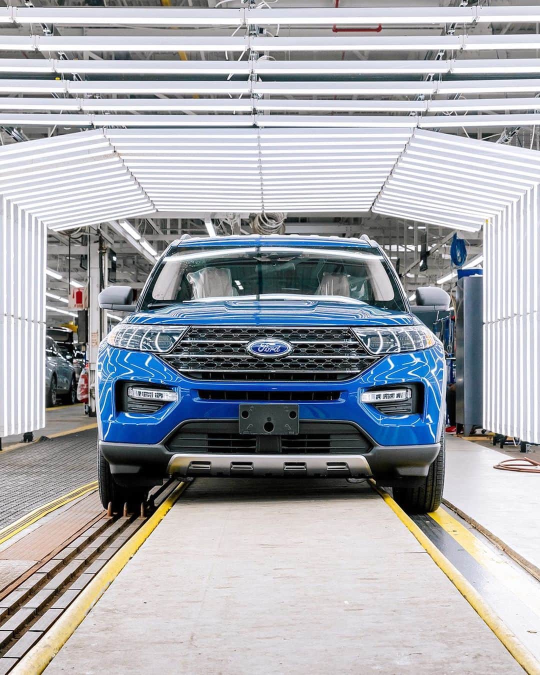 Fordさんのインスタグラム写真 - (FordInstagram)「We assemble more vehicles in America than anyone else. Today we’re picking up where we left off. . #Ford #FordTrucks #F150 #FordExplorer *Based on IHS Markit CYE 2019 U.S. Light Vehicle Production data.」5月19日 1時00分 - ford