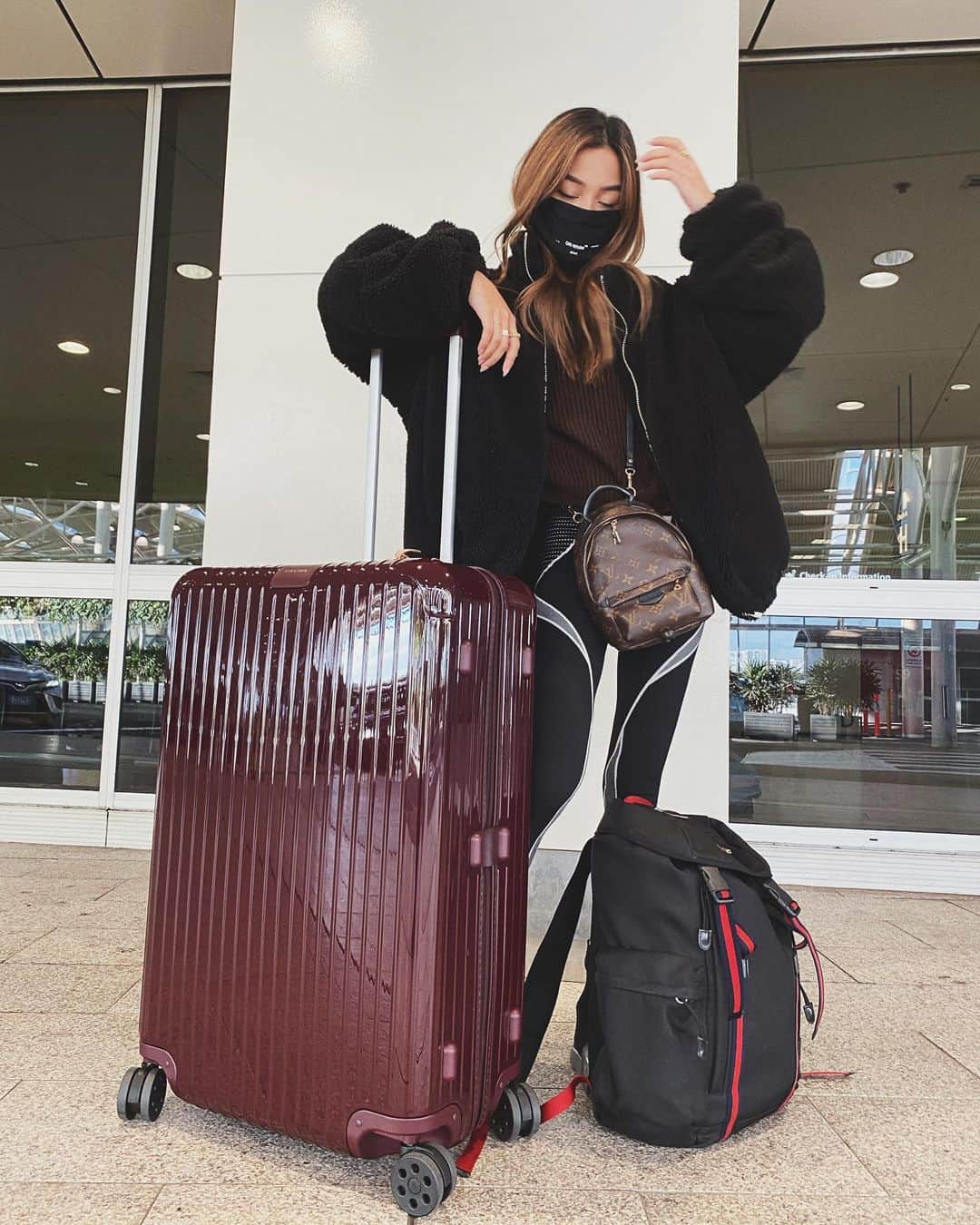 リリーマイマックのインスタグラム：「First place you want to travel to when this is all over? I can’t choose but my top 3 would be New York, Hawaii or Japan. @rimowa #rimowaAu #rimowacolours #rimowaessential ✈️🌏」