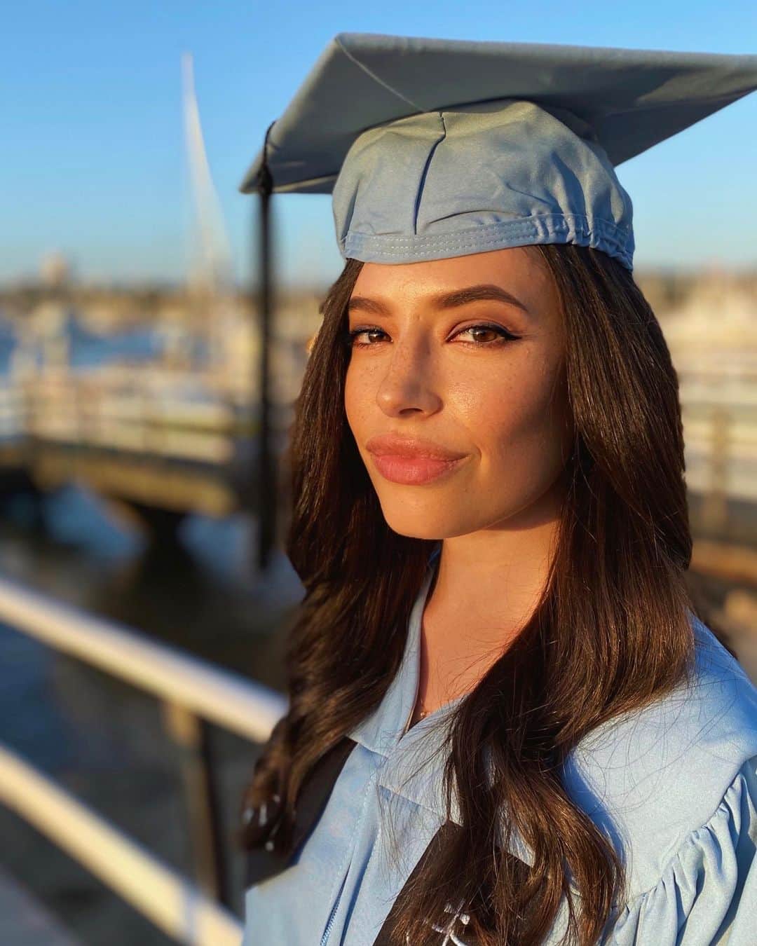 クロエ・ブリッジスのインスタグラム：「I “walked” (in my living room) with the class of 2020 this morning even though I’m not quite done - still have four classes to take this summer before I technically graduate! But here’s me in a cap and gown anyway 😬 congrats to fellow @columbia lions #roarlions2020 and everyone else who’s graduating from their living rooms this year! #owltogether2020」