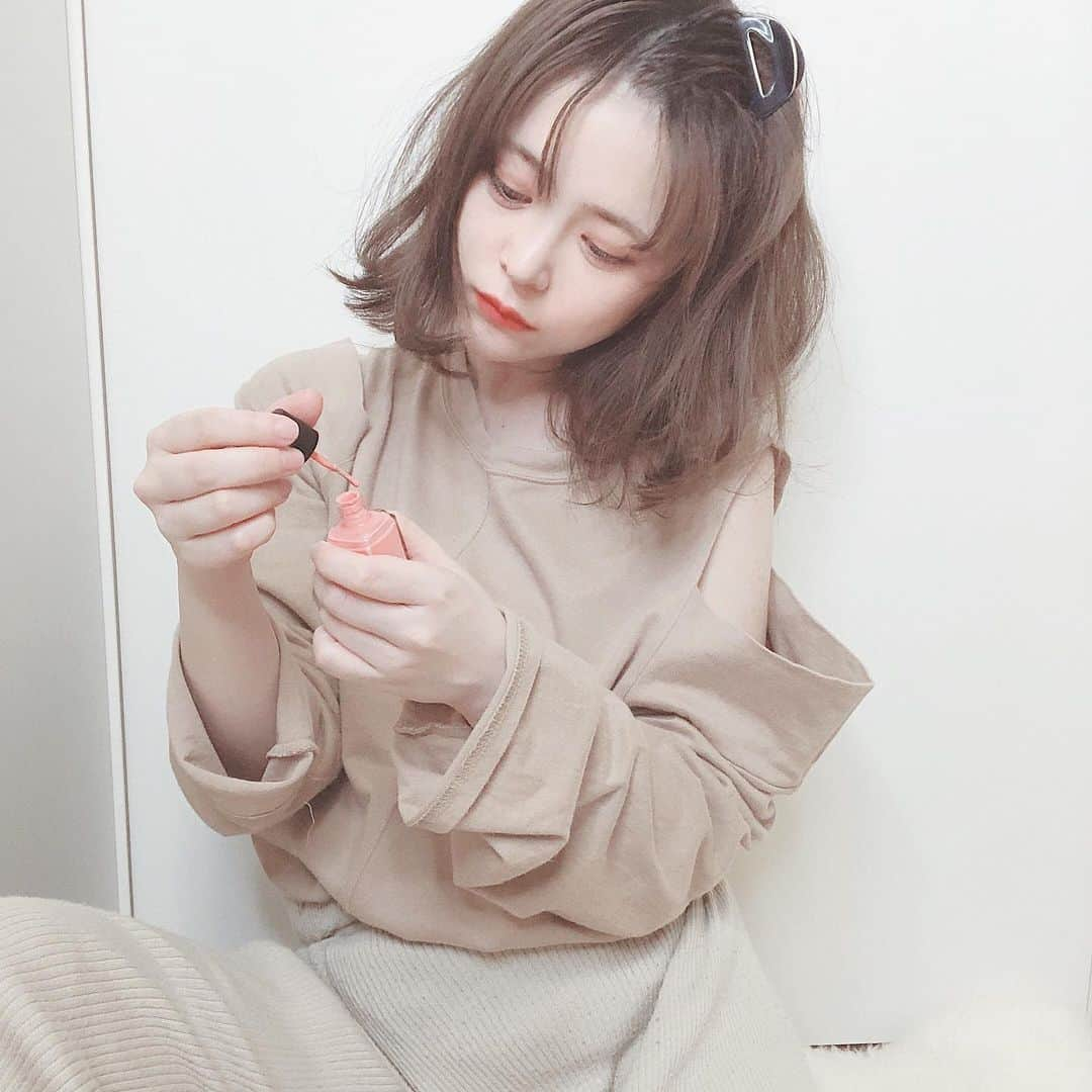 平松可奈子さんのインスタグラム写真 - (平松可奈子Instagram)「ネイル塗るんだけど 料理したりダンボール📦 開封するとすぐ 取れちゃうよ〜😖 . 前髪がとても伸びたので クリップででこだし🦔🦔 . #大人メイク　#ボブ #hairstyle  #でこ　#nail #おうち時間　#stayhome」5月19日 1時15分 - 11kanaco14