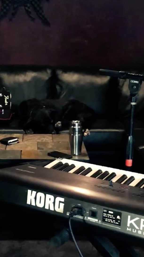 ヒンダーのインスタグラム：「A  special acoustic duo version of "By The Way" from our album Extreme Behavior. Enjoy 🤘🏽」