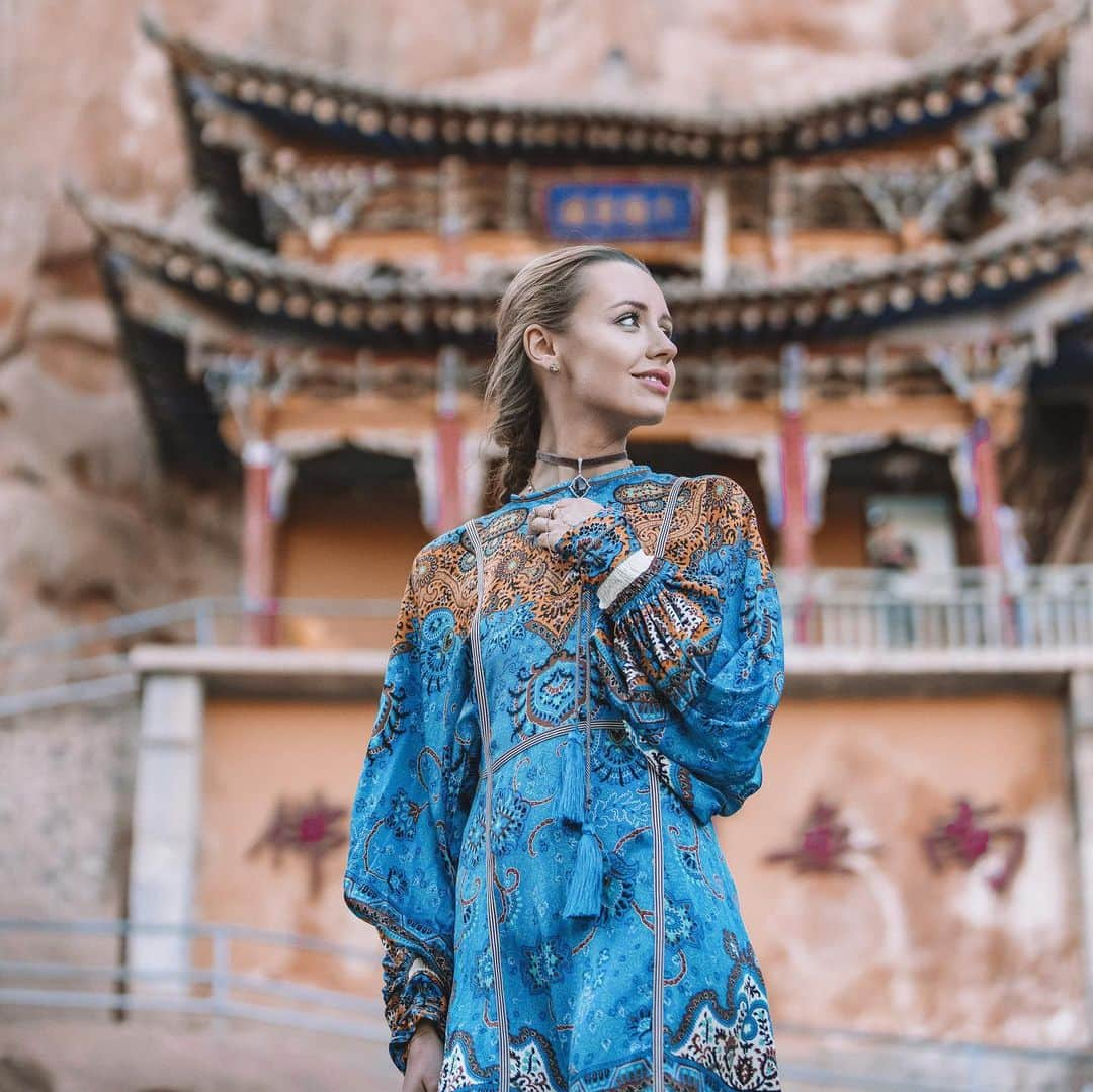 Murad Osmannさんのインスタグラム写真 - (Murad OsmannInstagram)「#followmeto Mati Si Temple in Zhangye, China. It is translated as “Horse hoof Temple”. Made up of thousands or grottos this is not a traditional temple, but more like a mountain carved into one.  The largest cave, called the "Standing Buddha Hall" has a tall statue of Buddha at the entrance along with dozens of other Buddha statues throughout.  #Следуйзамной в Храм Мати Ши, так же известный как Храм лошадиного копыта - это Буддистский храмовый комплекс, расположенный в скале. Согласно легенде небесный конь спустился с небес и оставил след своего копыта, который до сих пор можно увидеть на стенах. Рядом с ним находится Храм Тысячи Будд. #chinatrips #chinatravel #temples」5月19日 1時21分 - muradosmann