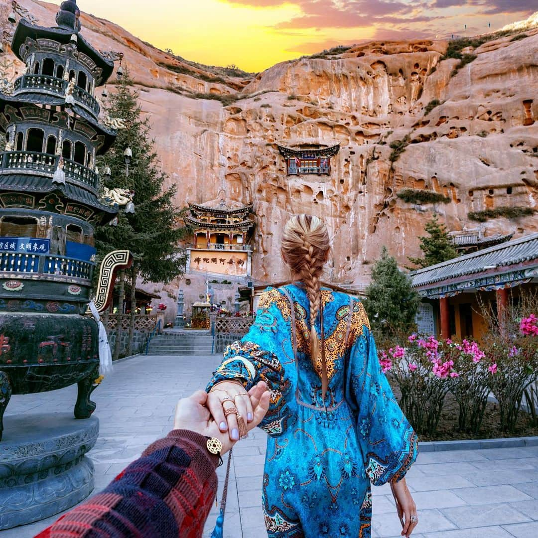 Murad Osmannのインスタグラム：「#followmeto Mati Si Temple in Zhangye, China. It is translated as “Horse hoof Temple”. Made up of thousands or grottos this is not a traditional temple, but more like a mountain carved into one.  The largest cave, called the "Standing Buddha Hall" has a tall statue of Buddha at the entrance along with dozens of other Buddha statues throughout.  #Следуйзамной в Храм Мати Ши, так же известный как Храм лошадиного копыта - это Буддистский храмовый комплекс, расположенный в скале. Согласно легенде небесный конь спустился с небес и оставил след своего копыта, который до сих пор можно увидеть на стенах. Рядом с ним находится Храм Тысячи Будд. #chinatrips #chinatravel #temples」