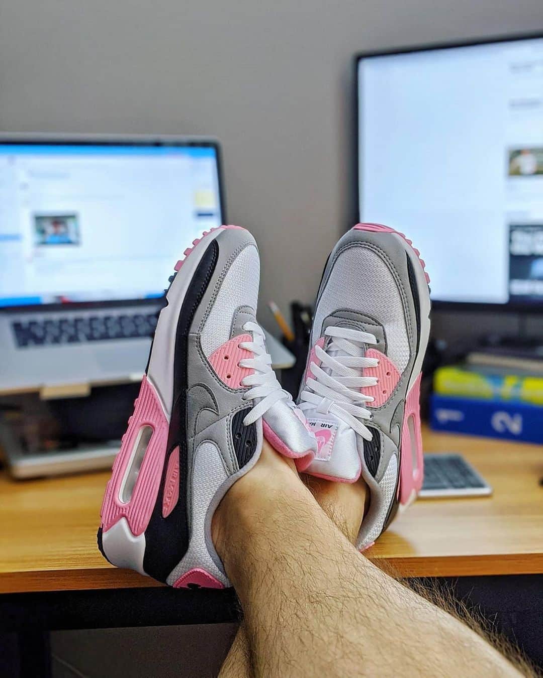 Nike Sportswearさんのインスタグラム写真 - (Nike SportswearInstagram)「Feet up.⁣ ⁣ Start the week in your favorite pair of Air. Show us your #AirMaxMondays. ⁣ #AirMax」5月19日 1時33分 - nikesportswear