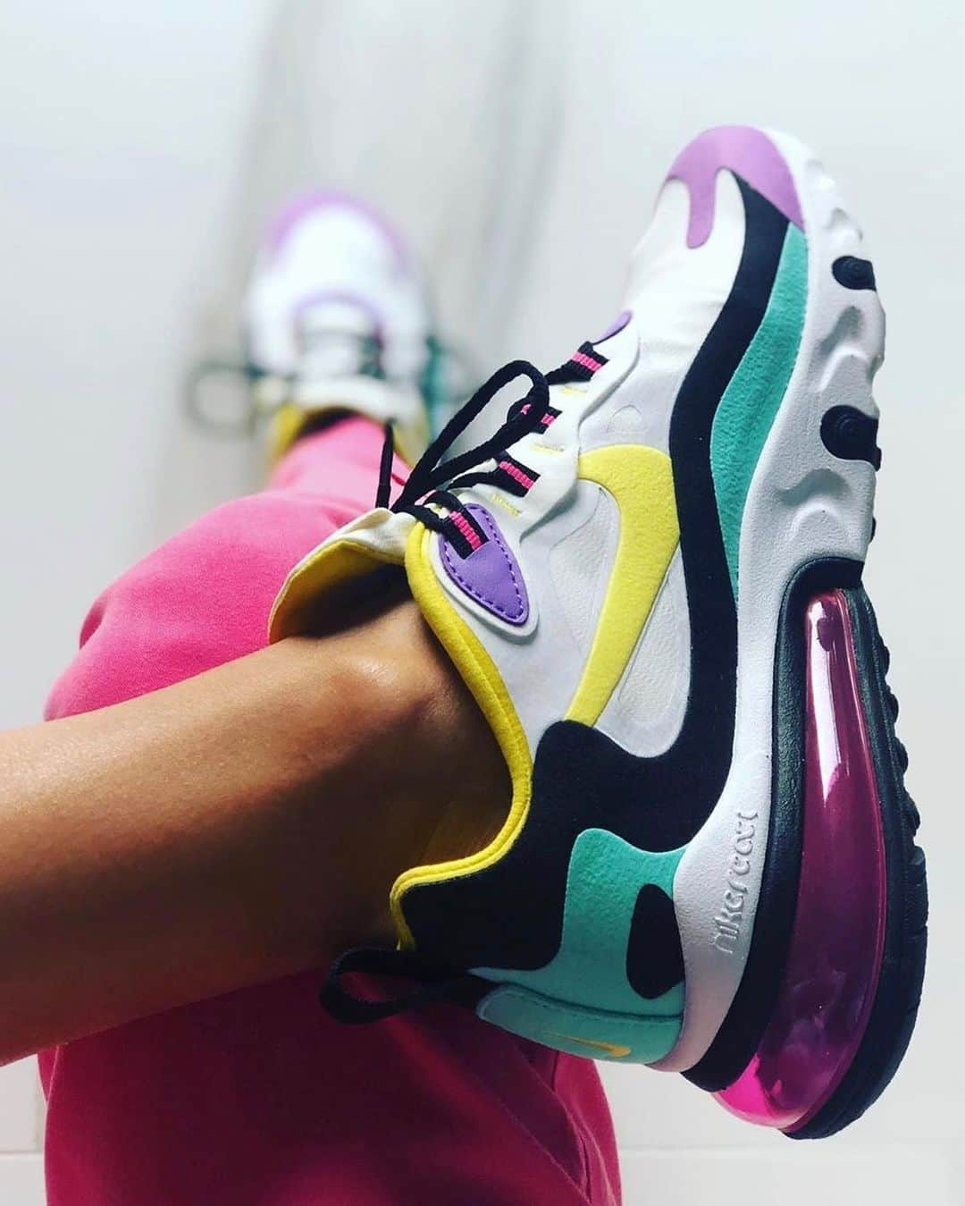 Nike Sportswearさんのインスタグラム写真 - (Nike SportswearInstagram)「Feet up.⁣ ⁣ Start the week in your favorite pair of Air. Show us your #AirMaxMondays. ⁣ #AirMax」5月19日 1時33分 - nikesportswear