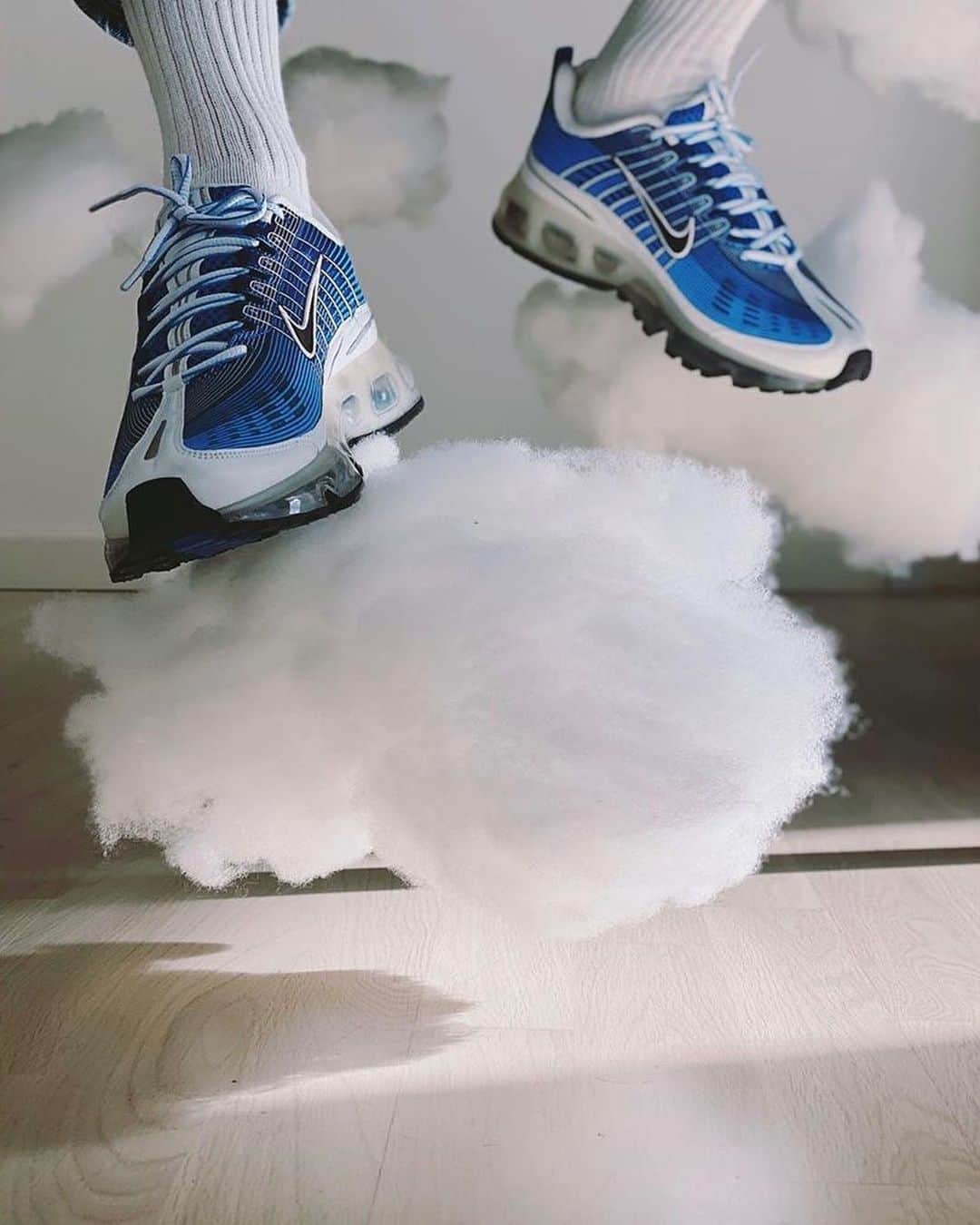 Nike Sportswearさんのインスタグラム写真 - (Nike SportswearInstagram)「Feet up.⁣ ⁣ Start the week in your favorite pair of Air. Show us your #AirMaxMondays. ⁣ #AirMax」5月19日 1時33分 - nikesportswear