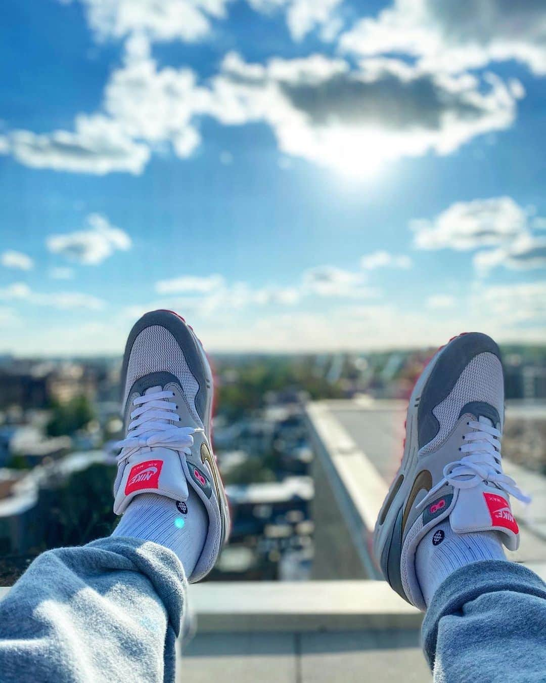 Nike Sportswearさんのインスタグラム写真 - (Nike SportswearInstagram)「Feet up.⁣ ⁣ Start the week in your favorite pair of Air. Show us your #AirMaxMondays. ⁣ #AirMax」5月19日 1時33分 - nikesportswear