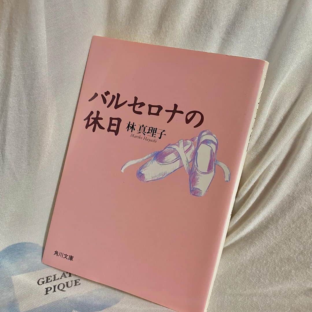 佐々木萌香さんのインスタグラム写真 - (佐々木萌香Instagram)「読んでいる本でその人の性格、好み、考えがわかるっていいますよね📖♡生き方そのものも小説のストーリーの影響を受けることも。 萌香が #stayhome 期間に読んだ本たちの一部です。小説の世界に毎日浸っています。自分の心と向き合うことができる大切な時間です⌛️。。 #bookcoverchallenge #book #bookstagram #林真理子 さん #西加奈子 さん #もえかの本」5月19日 1時33分 - moeka_sasaki