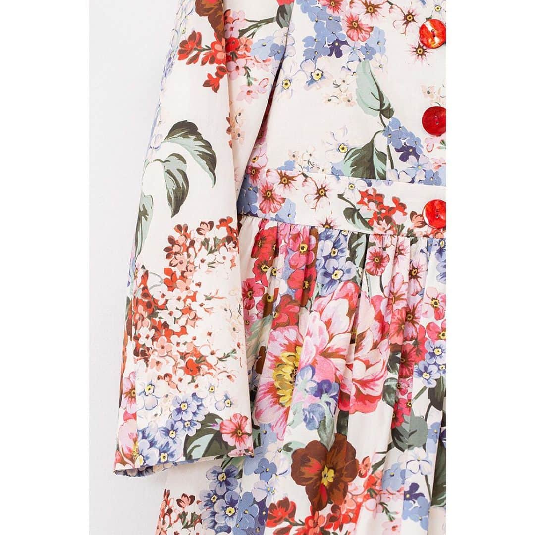 キャベジズ&ローゼズさんのインスタグラム写真 - (キャベジズ&ローゼズInstagram)「Good enough to eat. Shiny red organic buttons on beautiful Italian floral fabric. Wear short with the Angelica coat or A line in the Elsie coat. @christina_strutt @cabbagesandroses_shop @scottlongjphoto #organic #redbuttons #allinthedetails #goodenoughtoeat #madewithlove #madeinengland #florals #floralstories #summervibes」5月19日 1時45分 - cabbages_and_roses