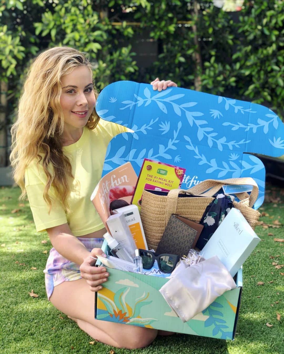 タラ・リピンスキーのインスタグラム：「It’s arrived! I’m excited to share my Special Olympics and @FabFitFun Summer 2020 box! #fabfitfunpartner 💕 One of the things I love most about #fabfitfun is that they partner with charities and female-founded companies each season. 💕 The changes and effects associated with COVID-19 have added extra challenges and obstacles to our  Special Olympic community and their families. Fabfitfun’s partnership with Special Olympics couldn’t be better timing during this difficult time. ✨ This box has added a little extra sparkle to my quarantine life. To add structure and some fun to my days, I’ve been trying to carve out some important self care time for myself. This week I’ve been loving  @thelifestyledco beach mist! It’s a botanical after sun spray that feels so refreshing and comes in handy after my afternoons spent in my backyard under the sun. ☀️ Use my code TARA10 to get $10 off your first box at www.fabfitfun.com Don’t forget to tag a friend who needs this box in their life! #specialolympics #athomewithfff」