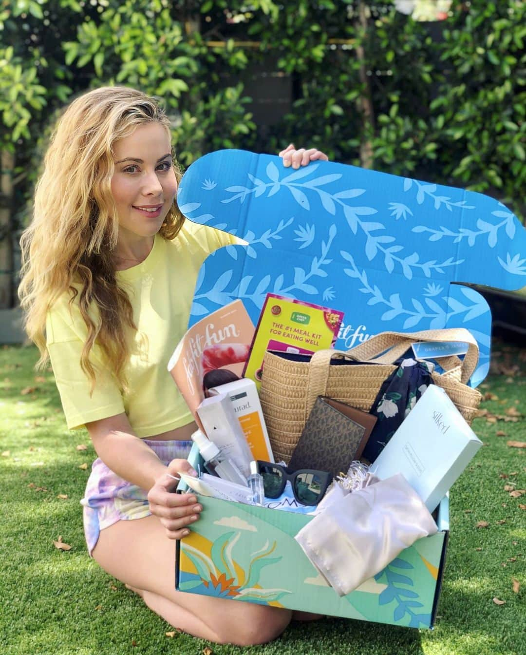 タラ・リピンスキーさんのインスタグラム写真 - (タラ・リピンスキーInstagram)「It’s arrived! I’m excited to share my Special Olympics and @FabFitFun Summer 2020 box! #fabfitfunpartner 💕 One of the things I love most about #fabfitfun is that they partner with charities and female-founded companies each season. 💕 The changes and effects associated with COVID-19 have added extra challenges and obstacles to our  Special Olympic community and their families. Fabfitfun’s partnership with Special Olympics couldn’t be better timing during this difficult time. ✨ This box has added a little extra sparkle to my quarantine life. To add structure and some fun to my days, I’ve been trying to carve out some important self care time for myself. This week I’ve been loving  @thelifestyledco beach mist! It’s a botanical after sun spray that feels so refreshing and comes in handy after my afternoons spent in my backyard under the sun. ☀️ Use my code TARA10 to get $10 off your first box at www.fabfitfun.com Don’t forget to tag a friend who needs this box in their life! #specialolympics #athomewithfff」5月19日 1時38分 - taralipinski