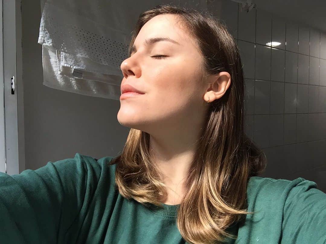 のインスタグラム：「vocês viram que eu compartilhei nos stories sobre a corrente #OPoderDeCompartilhar, da @ArielBrasil? nesse momento, é ainda mais importante que a gente compartilhe boas práticas com os migues. nos stories eu compartilhei um exercício de respiração que faço por 3-5min todos os dias e que me ajuda MUITO com a ansiedade, vejam lá! contem pra mim, o que vocês tem compartilhado de bom nesses tempos? e @NathalieBarros, entra na corrente que eu e @arielbrasil queremos saber ❤! não esqueçam de marcar a hashtag #OPoderDeCompartilhar para a gente ver tudo! 🤗 #CompartilharNosFazMelhores #publi」