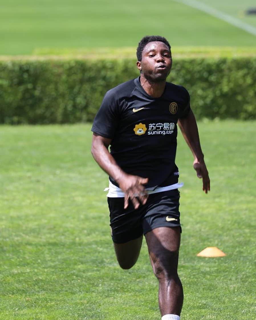 クワドォー・アサモアのインスタグラム：「🔙 on the field 👊🏿☀️ . . . #Appiano #Training #Pushing @inter」