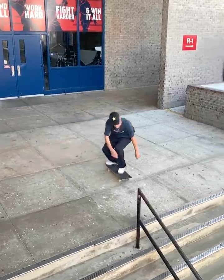ジェイク・イラーディのインスタグラム：「Biggie front board 📲 @jumpmangringo」
