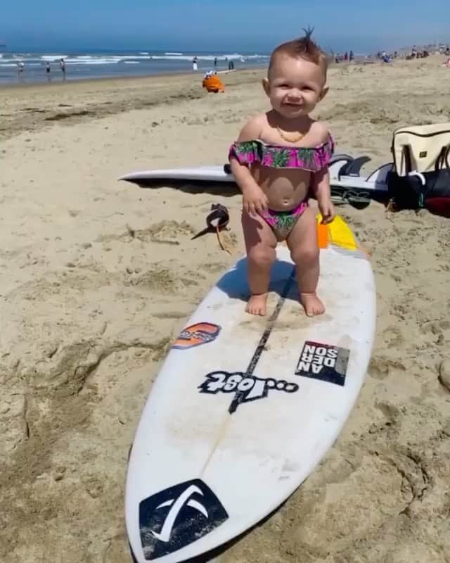 マッケンジー・ダーンのインスタグラム：「Beach baby 🏄🏻‍♀️ @moadernsantos  @santoswesley」