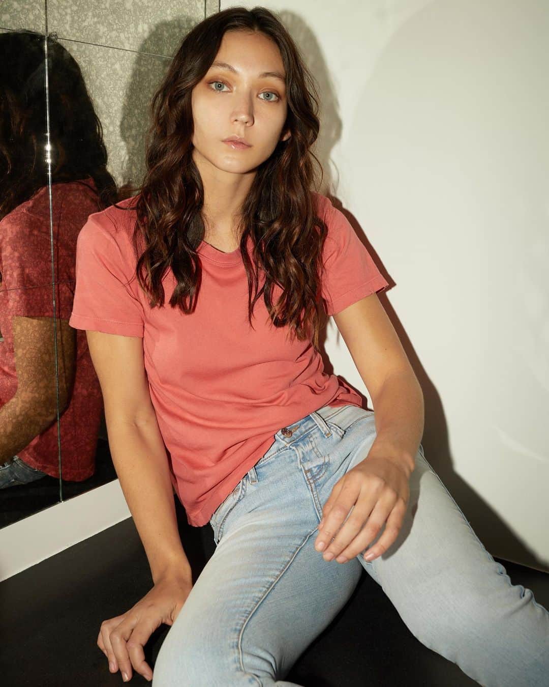 カレントエリオットのインスタグラム：「jeans and a tee – the spring hue edition」