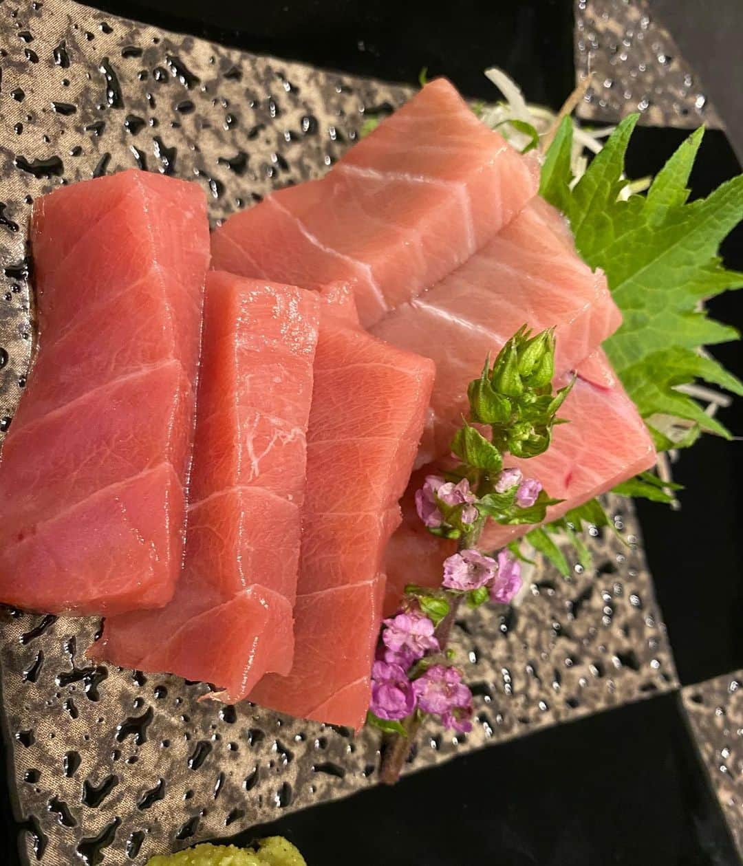 りこぴのインスタグラム：「とみーさんOPENおめでとう🎊  きょーはお世話になってる方のお店かOPENしてお祝いに行ってきました㊗️🎉ほんっとにおいしかったです😭💞今後もめちゃくちゃお邪魔させて貰います😇😇😇😇✊🏾」