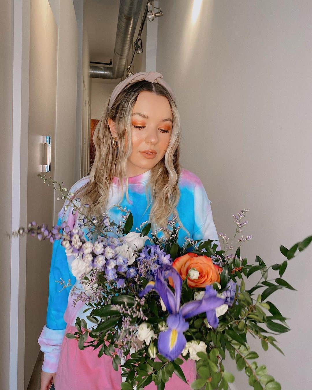 トーリ・ウェブスターのインスタグラム：「SPR🌷NG IS HERE!!!! P.S if you’re interested this cute cozy tie dye sweater it’s from a small local business @coloursforcovid with 100% of the proceeds going to support relief funds 🌸🌸🌸🌸 have a beautiful Monday everyone!!!! (:」