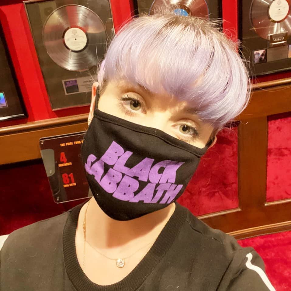 ケリー・オズボーンのインスタグラム：「Are you guys loving this @blacksabbath mask as much as I am? #MaskedMonday 💜🤘」
