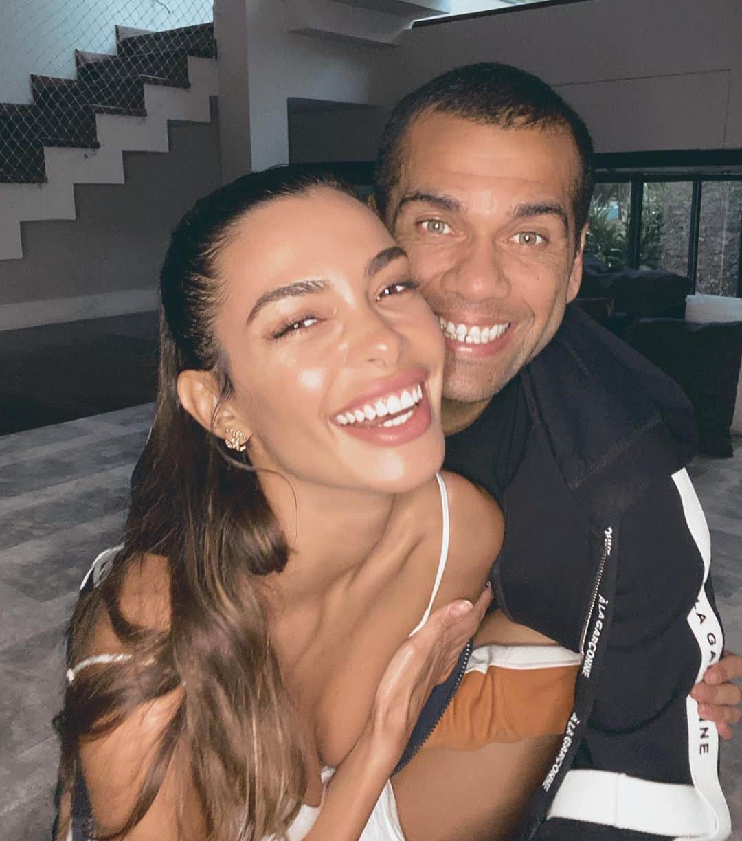 ジョアナ・サンスのインスタグラム：「🥂Más un año besannndo ese maromo gostooooso mío 😻 Yo ya sabía que le iba a coger gustito a ese beso del primer día 🤤 Gracias por llenarme de felicidad con esa forma de ser tan bonita y tan alegre que tienes ❣️ Ya podemos pasar 24h juntos que sigo reclamando más tiempo contigo... Aún estando en modo lapa quiero más atención 😂 Es tannnn reconfortante estar entre tus brazos que no existe la palabra “necesitar espacio” en nuestro vocabulario. No podría haber elegido mejor compañero de vida... Que todo sea tan leve y vayamos tan a la par, es un regalo del destino🙌🏽 Sigamos creciendo juntos que aún queda mucho camino por construir 🌌 Te amo incondicionalmente #1+1=1 #happyanniversary #loveu」