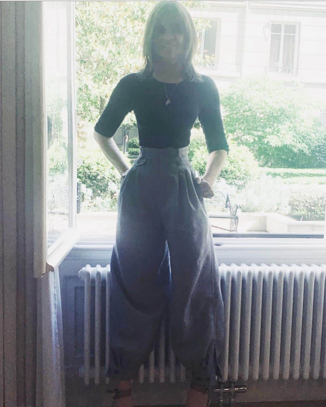 カリーヌ・ロワトフェルドのインスタグラム：「Office day🖤 @crfashionbook」