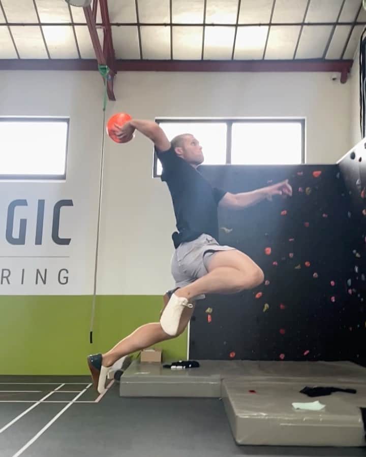ケビン・マイヤーのインスタグラム：「Trop cool de retrouver le panier après une grosse muscul chez @infologic_copilote 😌」
