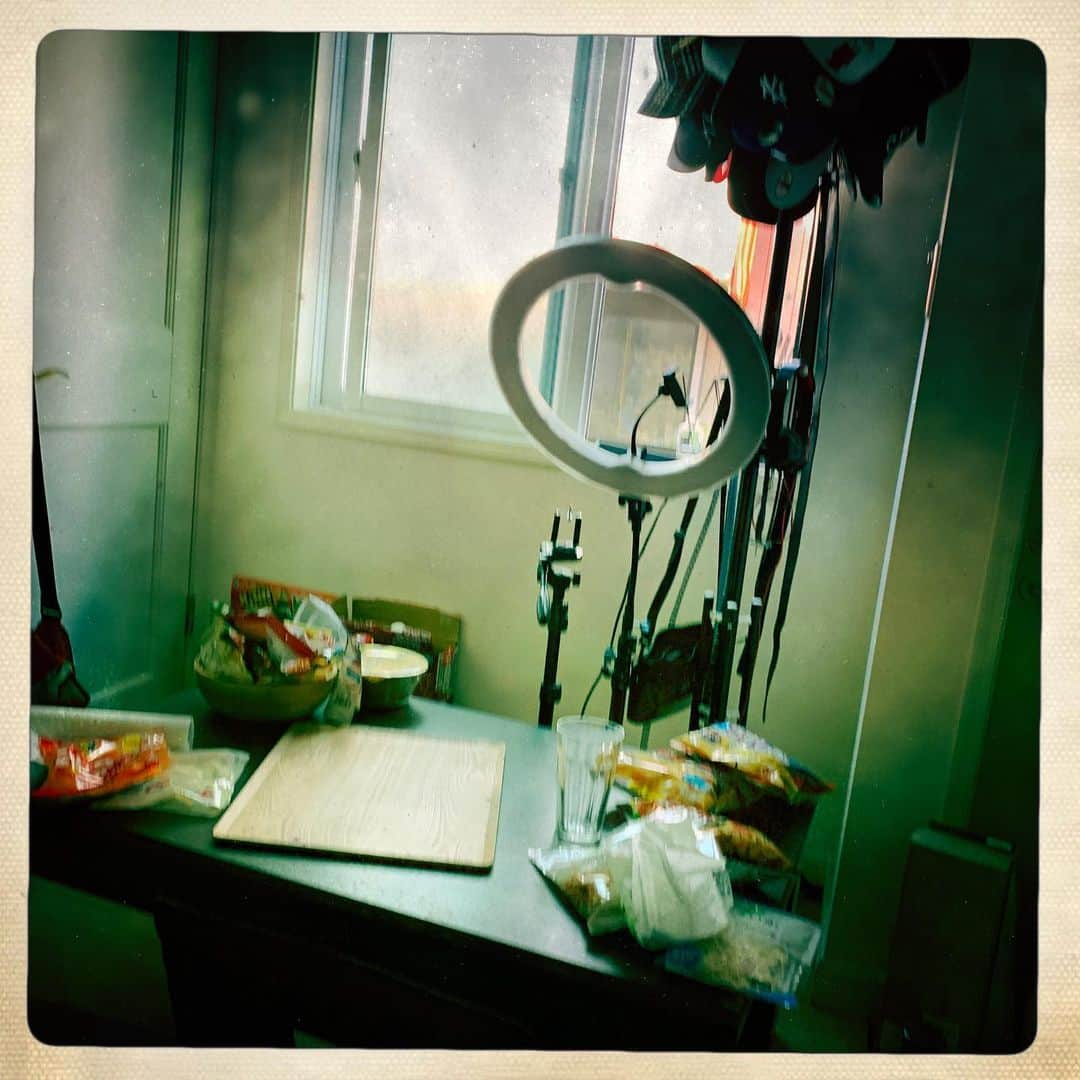 MAX鈴木さんのインスタグラム写真 - (MAX鈴木Instagram)「撮影場所は自分の作業部屋です。  オシャンなアプリで撮っても散らかってたらやっぱオシャンちゃうね。  そうじそうじ  の前におやすみ🌙💤💤 #オシャンとは程遠い #壁紙変えようと思ってる人」5月19日 3時00分 - max_suzuki