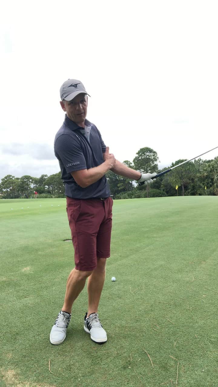 ルーク・ドナルドのインスタグラム：「Having a soft left elbow in pitching through the ball really helps you use the bounce and maintain the loft throughout the shot & helps you match up your spine to your shaft better. If you pull the handle too much to try and make the club go left, you end up de-lofting the club, getting the leading edge stuck in the ground too much, & swiping across the ball too much. Hope that helps! #LDTips #pitching #leftelbow #staysafe #stayhealthy」
