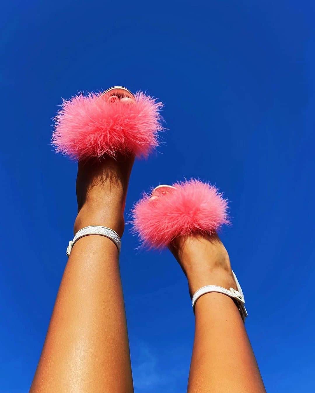 SOPHIA WEBSTERさんのインスタグラム写真 - (SOPHIA WEBSTERInstagram)「These count as slippers.. we promise 😉💙☁️⁣⁣ ⁣⁣ #SophiaWebsterExclusive #SophiaWebster #StayInWithSophia」5月19日 3時30分 - sophiawebster