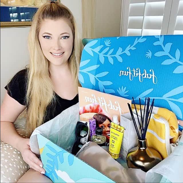 Elle Fowlerのインスタグラム：「#FabFitFunPartner #FabFitFun My summer @fabfitfun box just arrived and it's PERFECT! I plan on spending a lot of my days this summer at the pool, and there are so many items in this box that will compliment that plan! The Tom's Sunglasses and Cooler Bag, along with the After Sun spray are already in my pool bag! Check out my IG stories for an unboxing on some of these products. Each season, Fab Fit Fun partners with charities and female founded companies, and this season they are partnering with the Special Olympics. If you would like to grab some fun summer goodies and support a great cause while you are at it, this is the box for you! What's your favorite item in my box? You can get $10 off your first box with code "Elle" at FabFitFun.com」