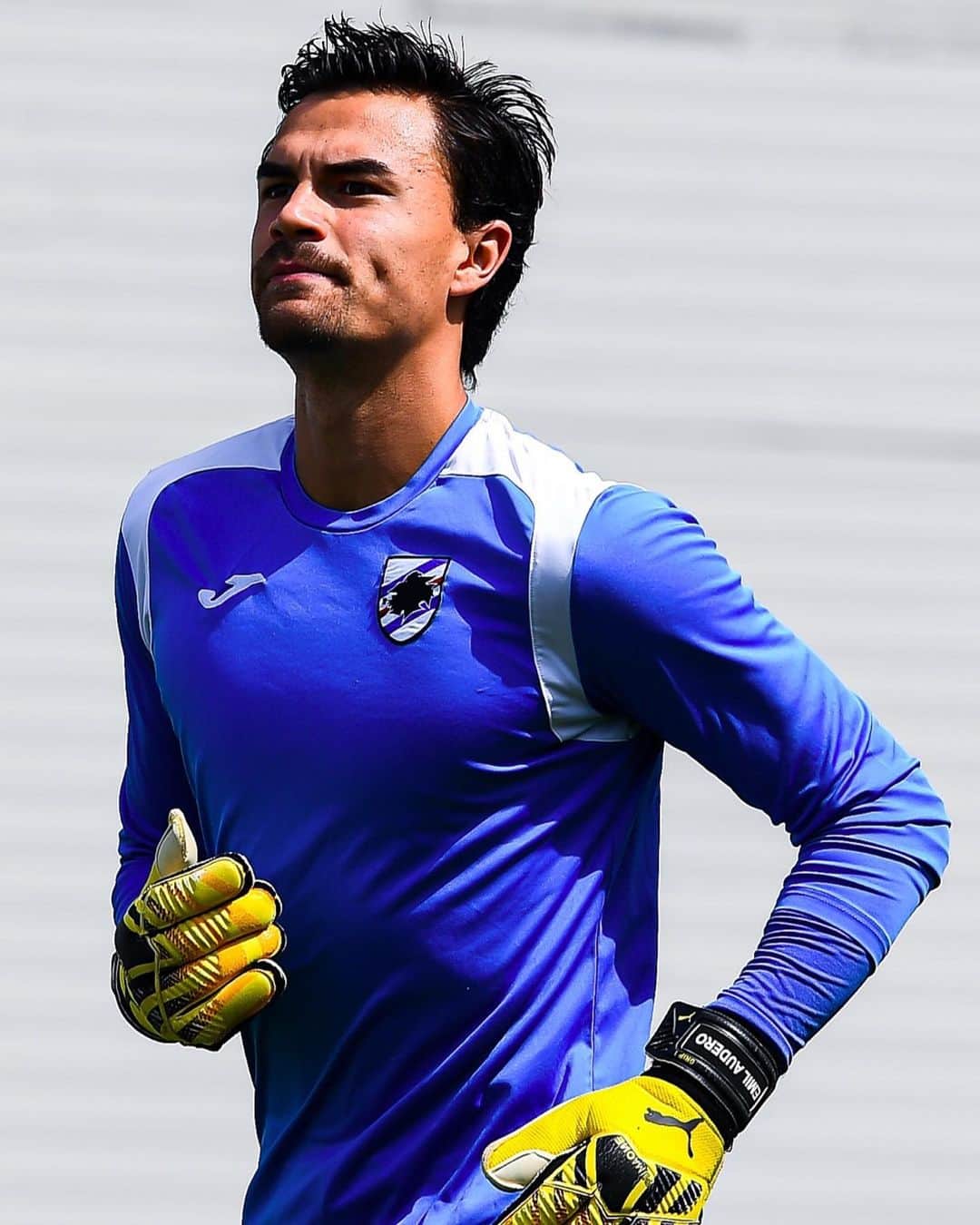エミリオ・アウデロのインスタグラム：「Back to the office!! Training hard mode ON 😁💪🏽⚽️」