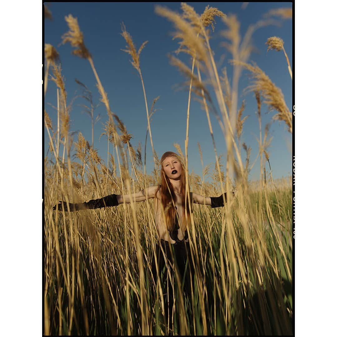 Faith Picozziのインスタグラム：「Open Fields 1️⃣📸 @filip.milenkovic 🎨👗 @faithpicozzicreative @filipandfaith #redhead #model #fashion #style #nature」