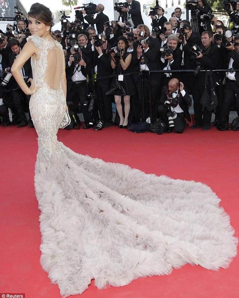 エヴァ・ロンゴリアさんのインスタグラム写真 - (エヴァ・ロンゴリアInstagram)「One of my favorite Cannes dresses of all time! What a train moment!  #Cannes #LorealParis」5月19日 3時45分 - evalongoria